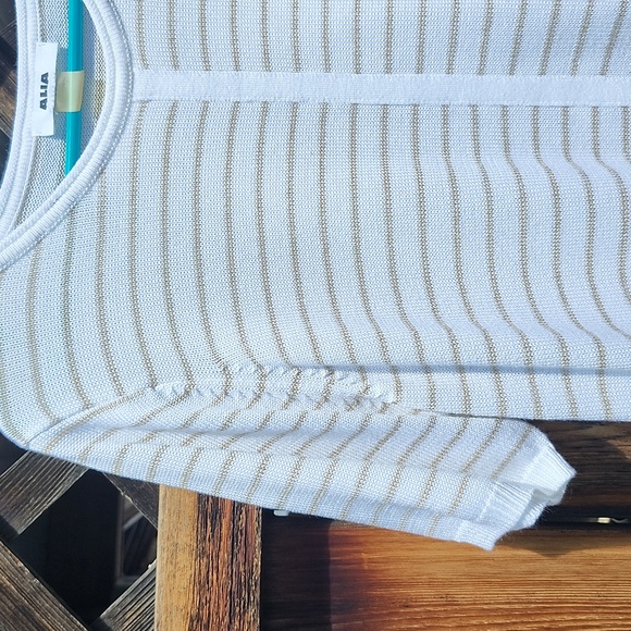 ⭐️Alia Tan and Cream loose knit Tee - Picture 4 of 9